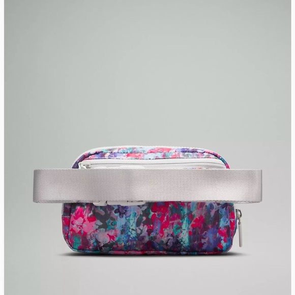Lululemon Everywhere Belt Bag 1L Flower Glide Multi/Vapor - Picture 5 of 5